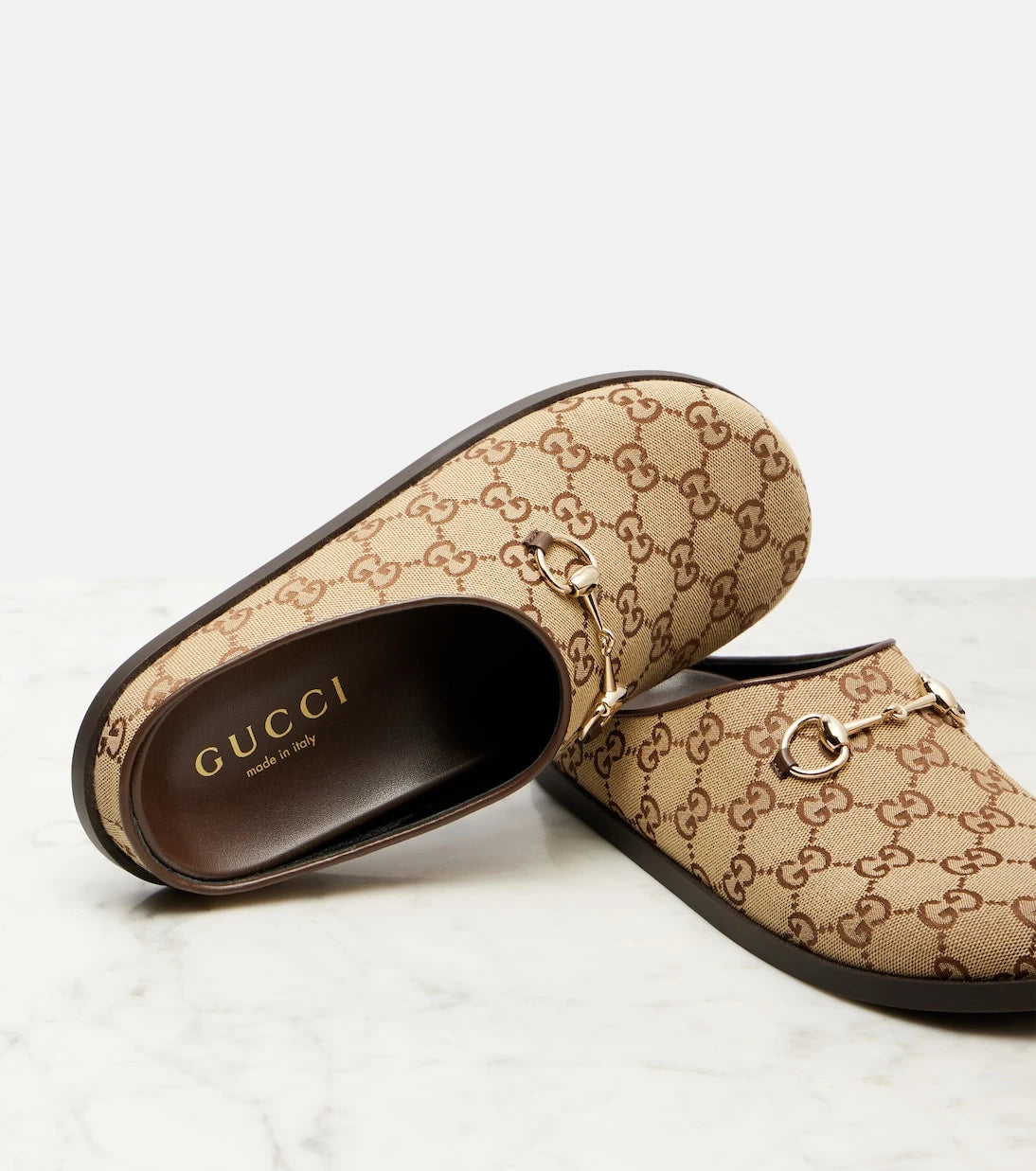 Gucci - حذاء مفتوح من الخلف مزين بجلد GG