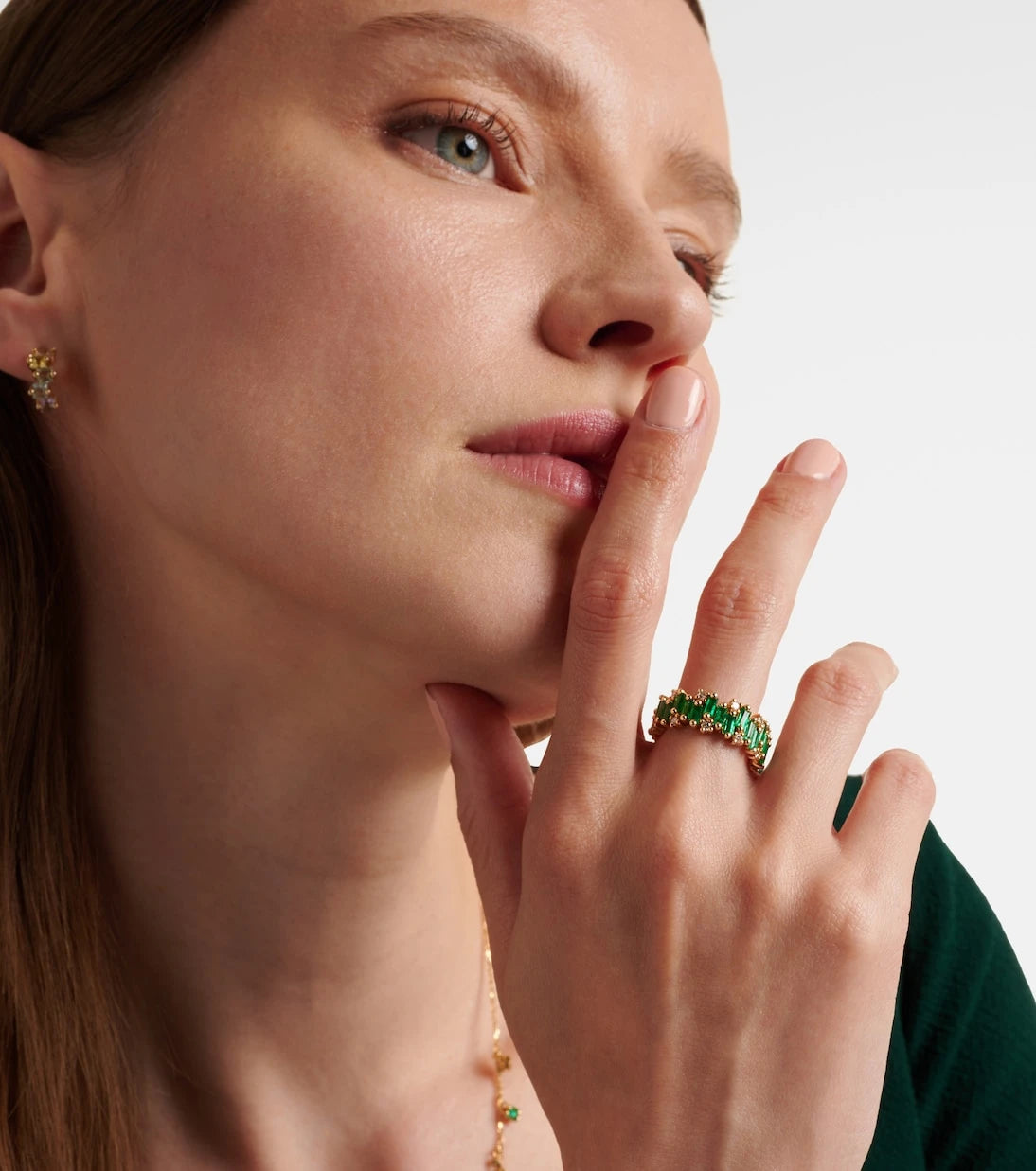 Suzanne Kalan - 18kt gold ring with emeralds