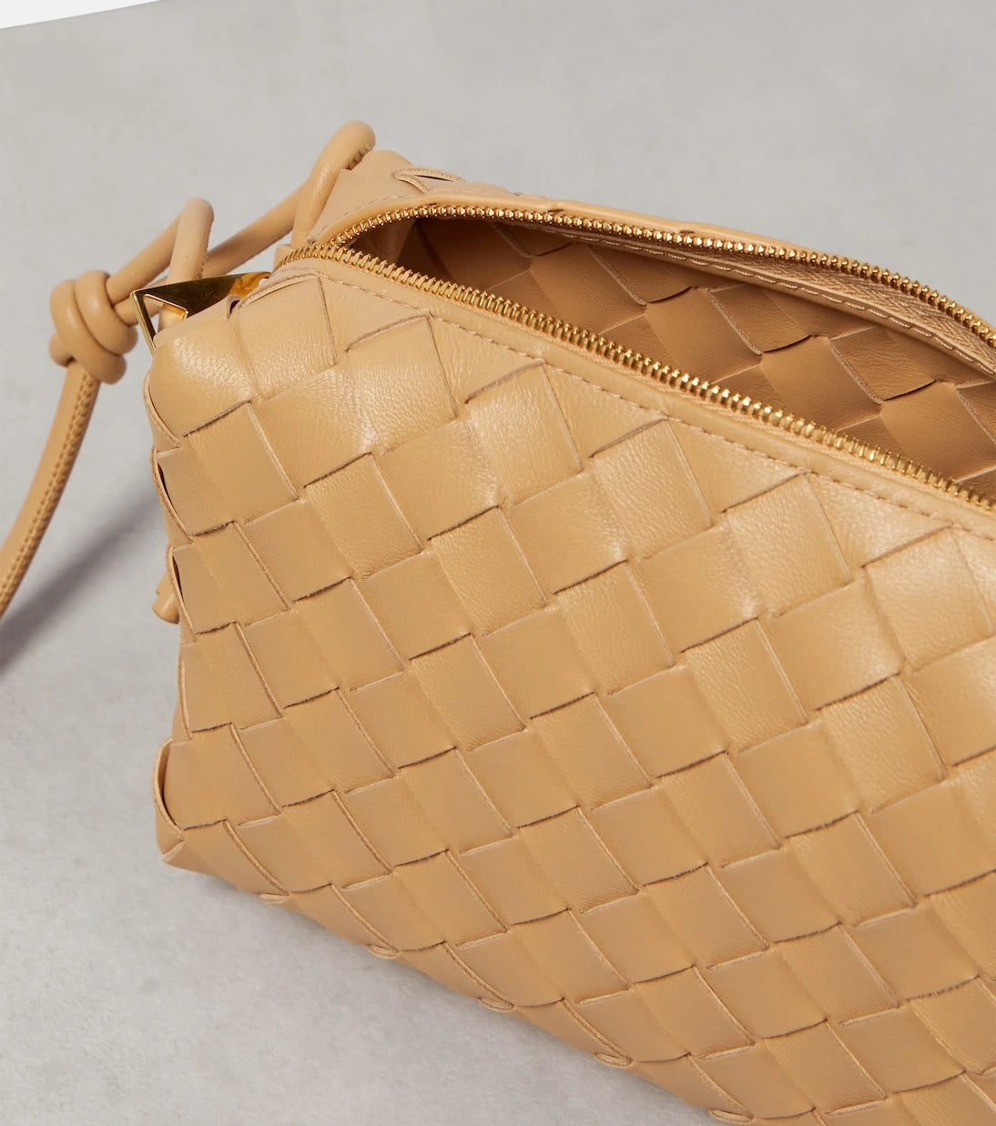 Bottega Veneta - حقيبة كاميرا Loop Mini من الجلد