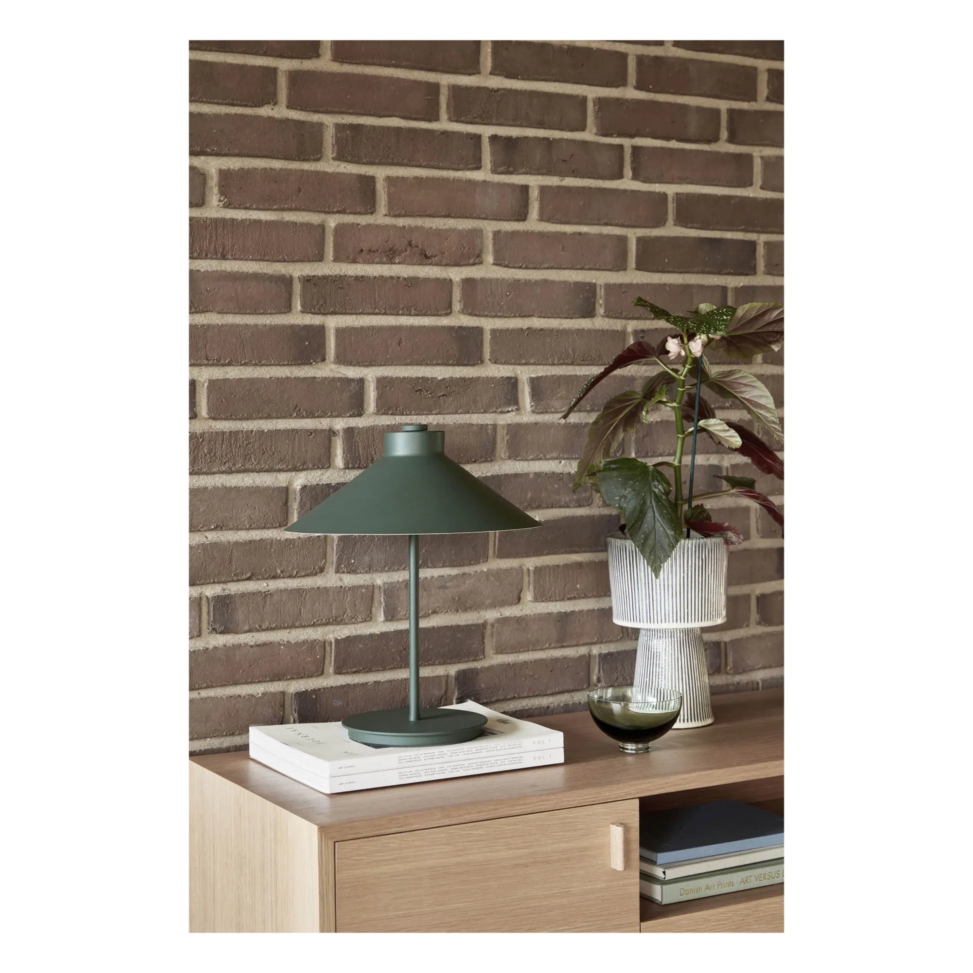 Hübsch - Metal Table Lamp | Dark green