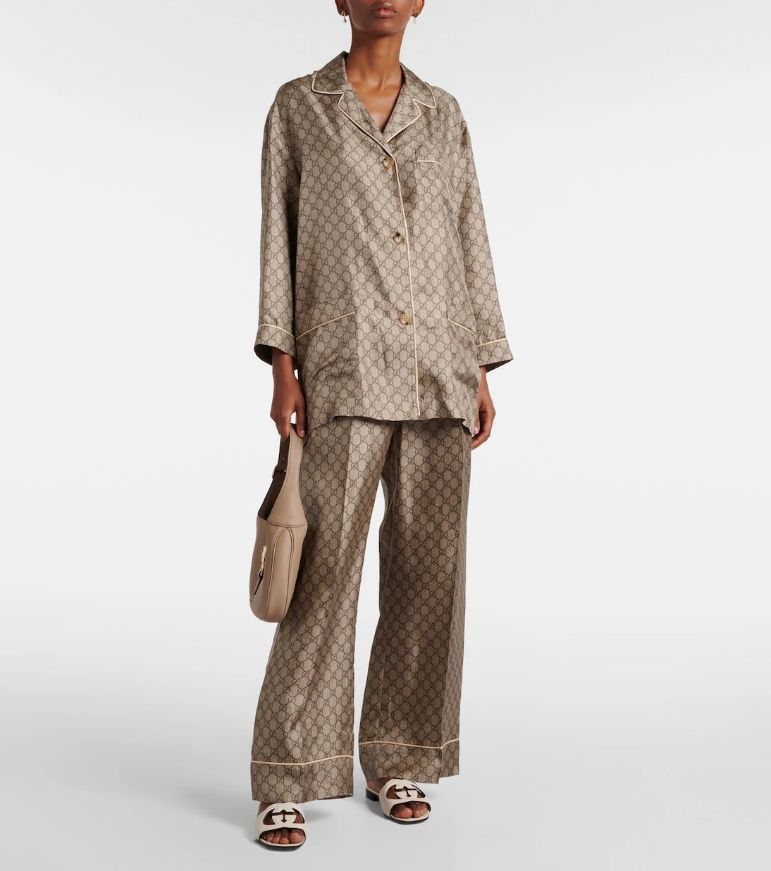Gucci - صندل إنترلوك G جلدي بفتحات