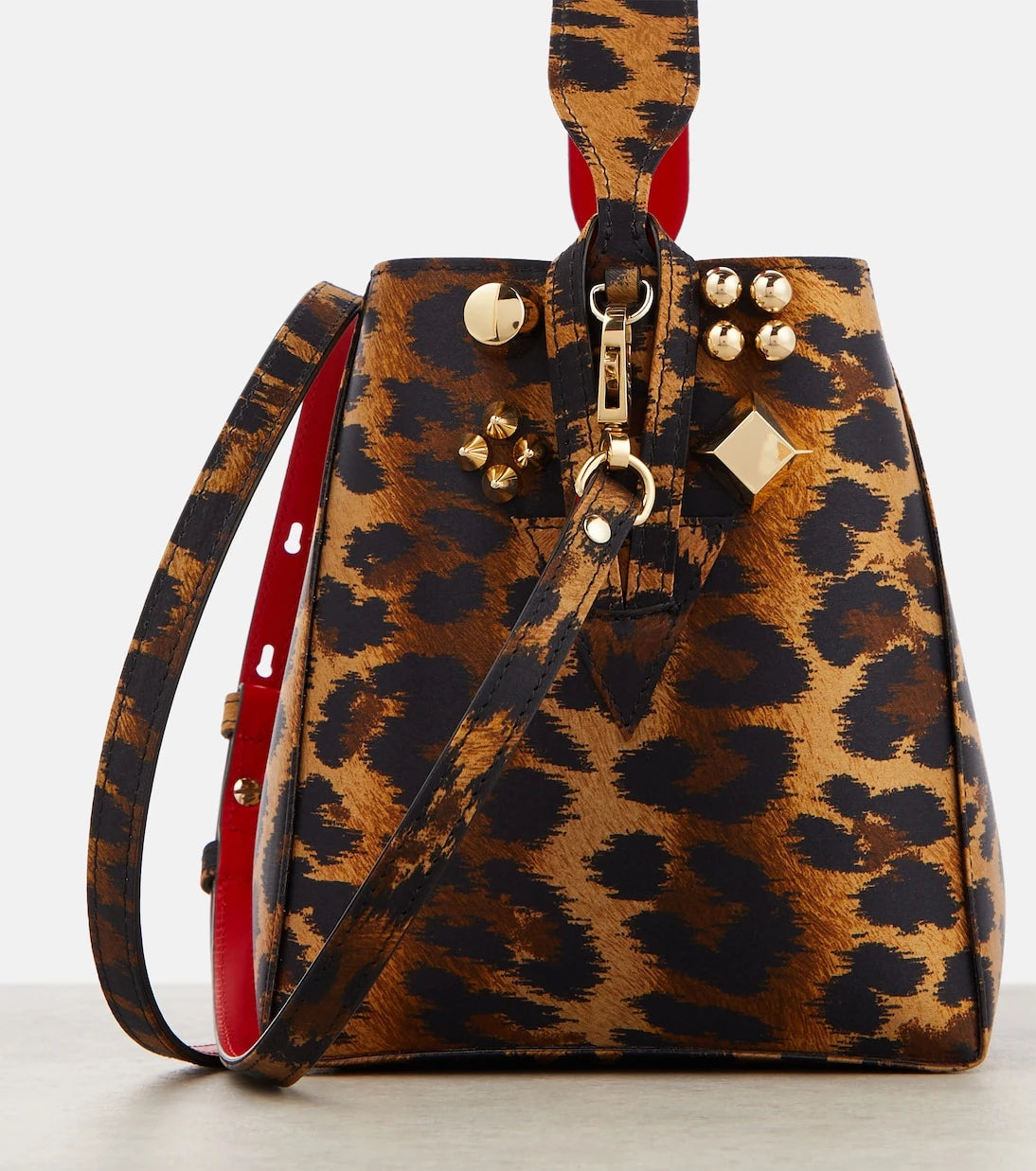 Christian Louboutin - حقيبة كاباشيك ميني الدلو من الساتان