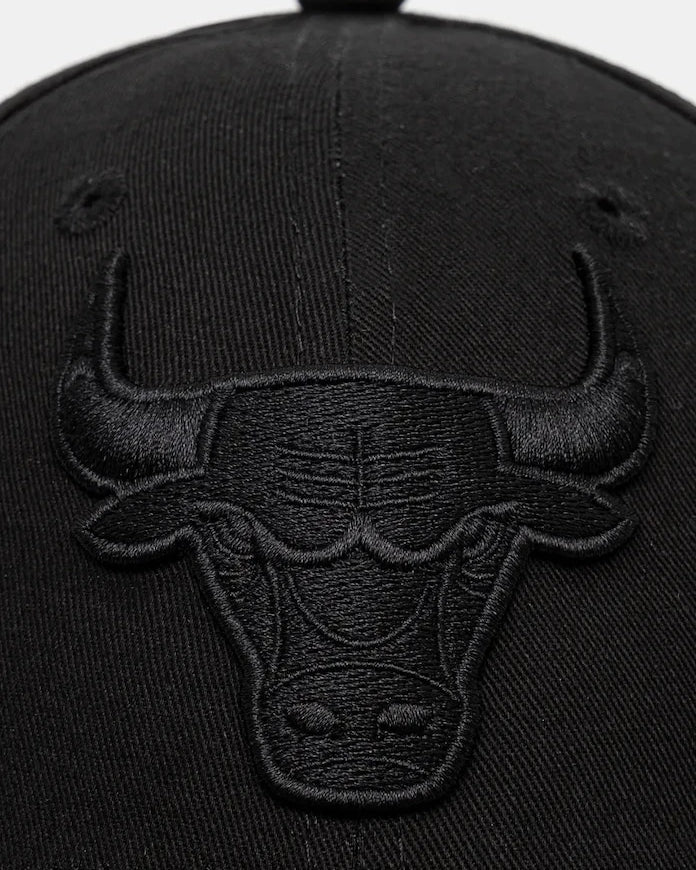 New Era LEAGUE ESSENTIAL 9TWENTY® CHICAGO BULLS 9FORTY® Pamuklu Vizörlü Şapka
