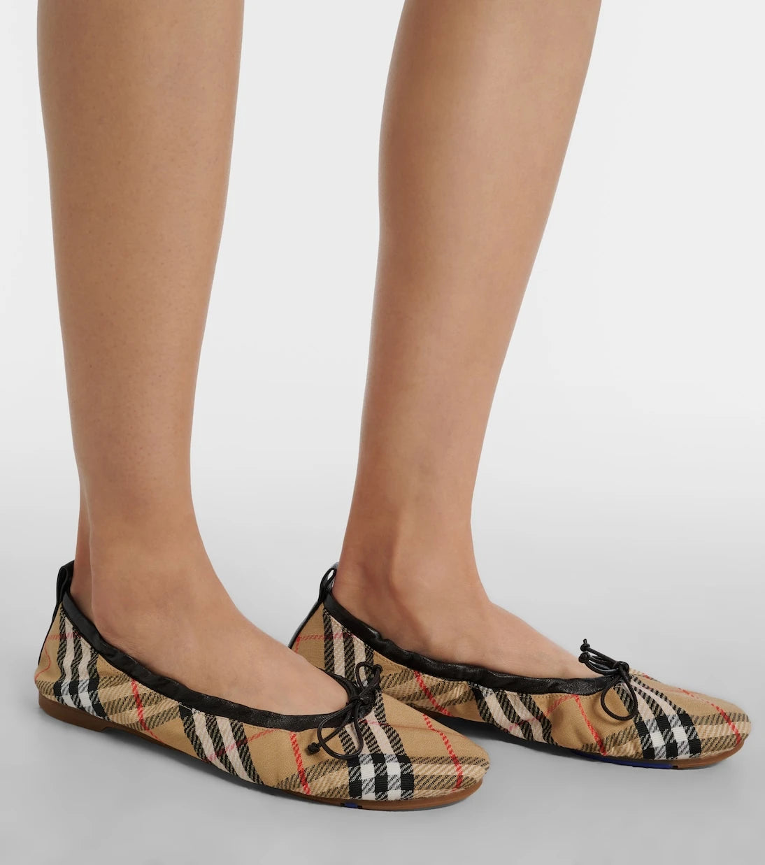 Burberry - حذاء باليه بنقشة مربعات بربري باللون البني الفاتح