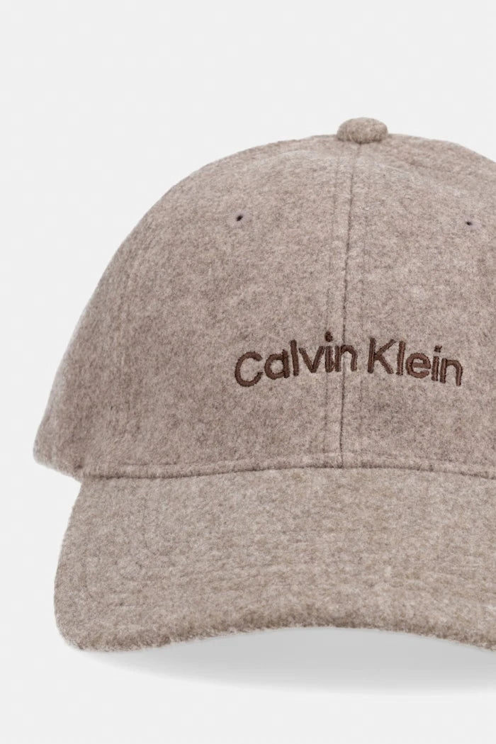 Calvin Klein kadın siperlikli şapka