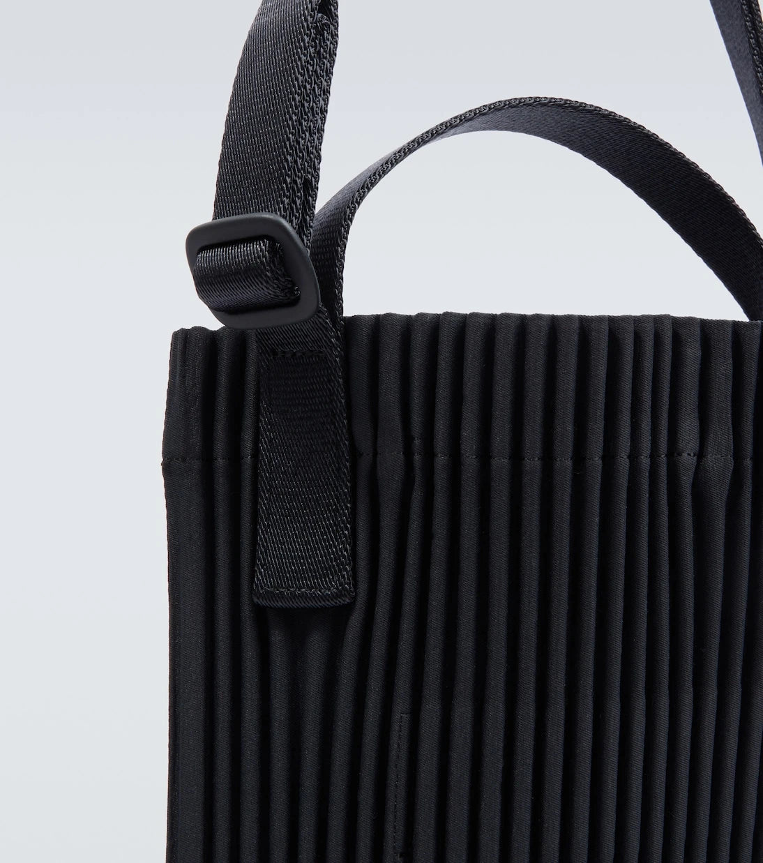 Homme Plissé Issey Miyake - حقيبة كتف بتطريزات مع رباط سحب