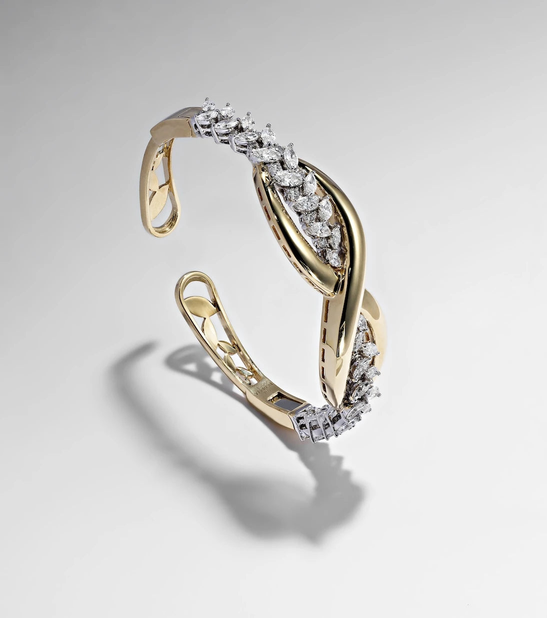 Yeprem - Golden Strada 18kt gold bangle with diamonds