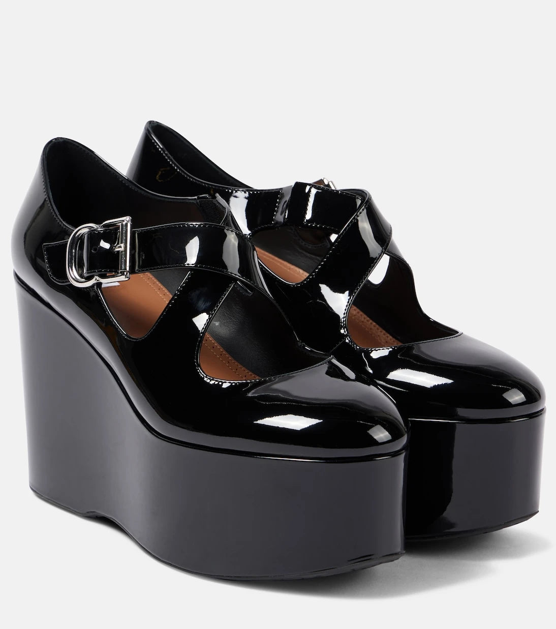 Alaïa - صنادل بكعب إسفين من جلد لامع بتصميم متقاطع