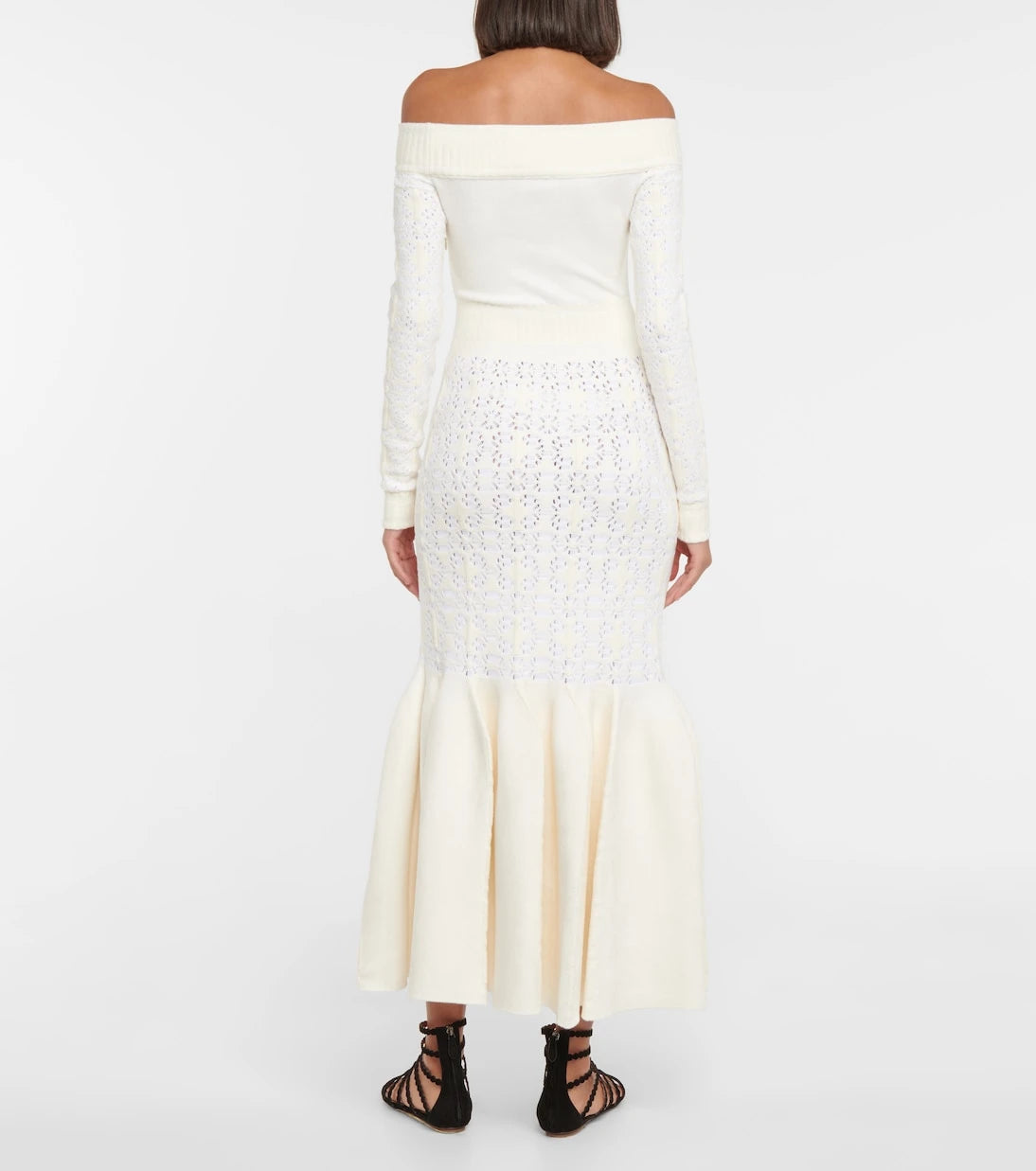 Alaïa - فستان ماكسي مخملي بكتفين مكشوفين
