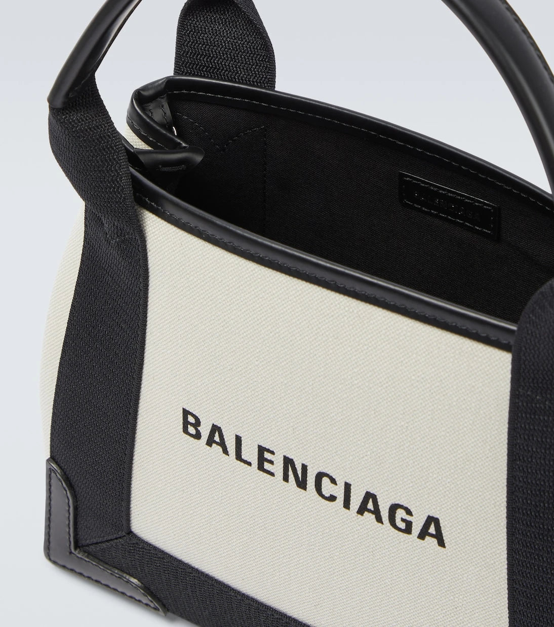 Balenciaga - حقيبة قماش كاباس المزينة بالجلد