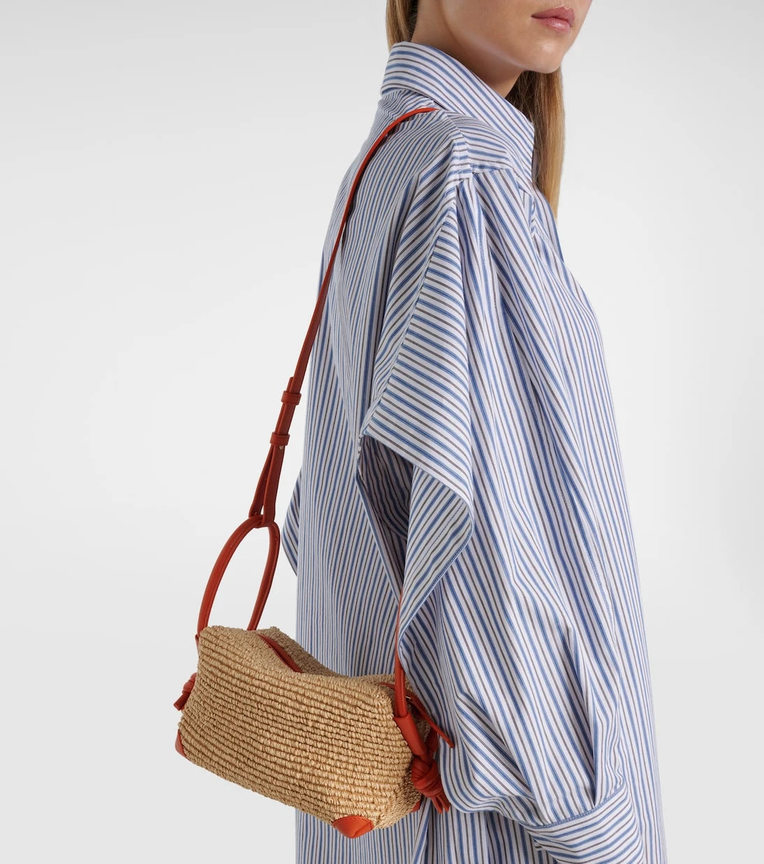 Bottega Veneta - حقيبة توت Loop من الرافيا والمزينة بالجلد