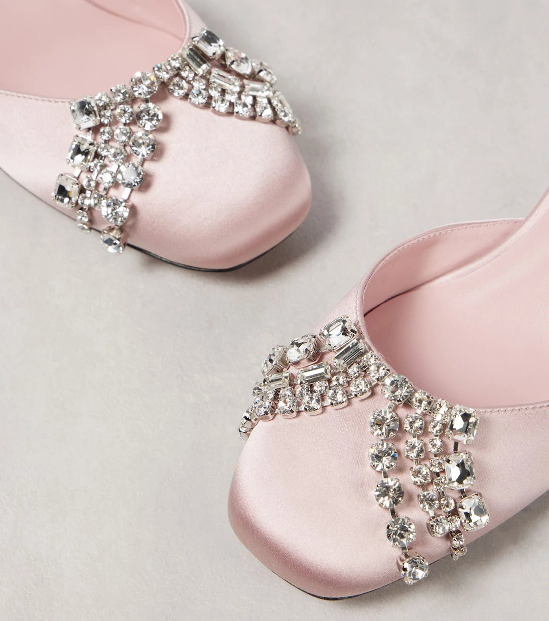 Jimmy Choo - حذاء فيريتي 45 من الساتان المزيّن بكعب عالٍ