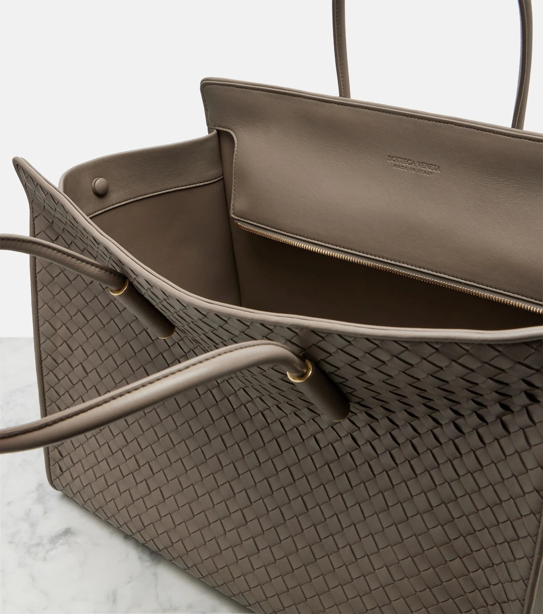 Bottega Veneta - حقيبة باربرا متوسطة الحجم بمقبض علوي من الجلد