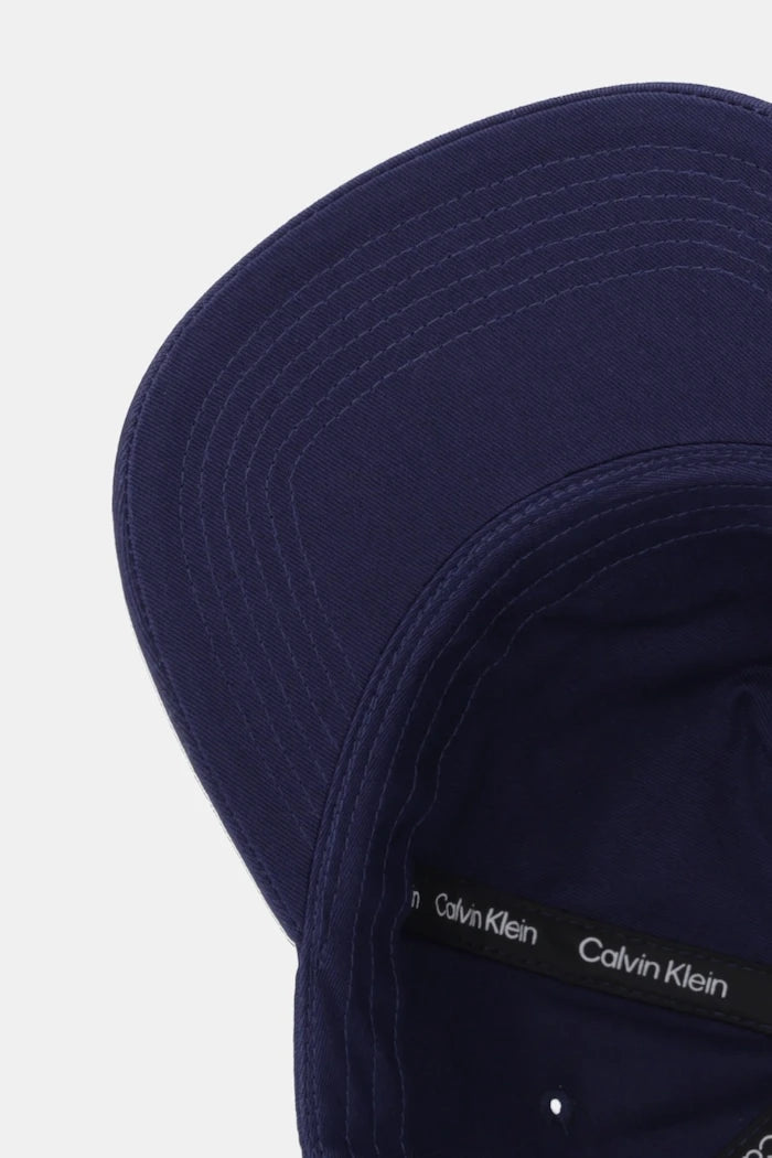 Памучна шапка с козирка Calvin Klein