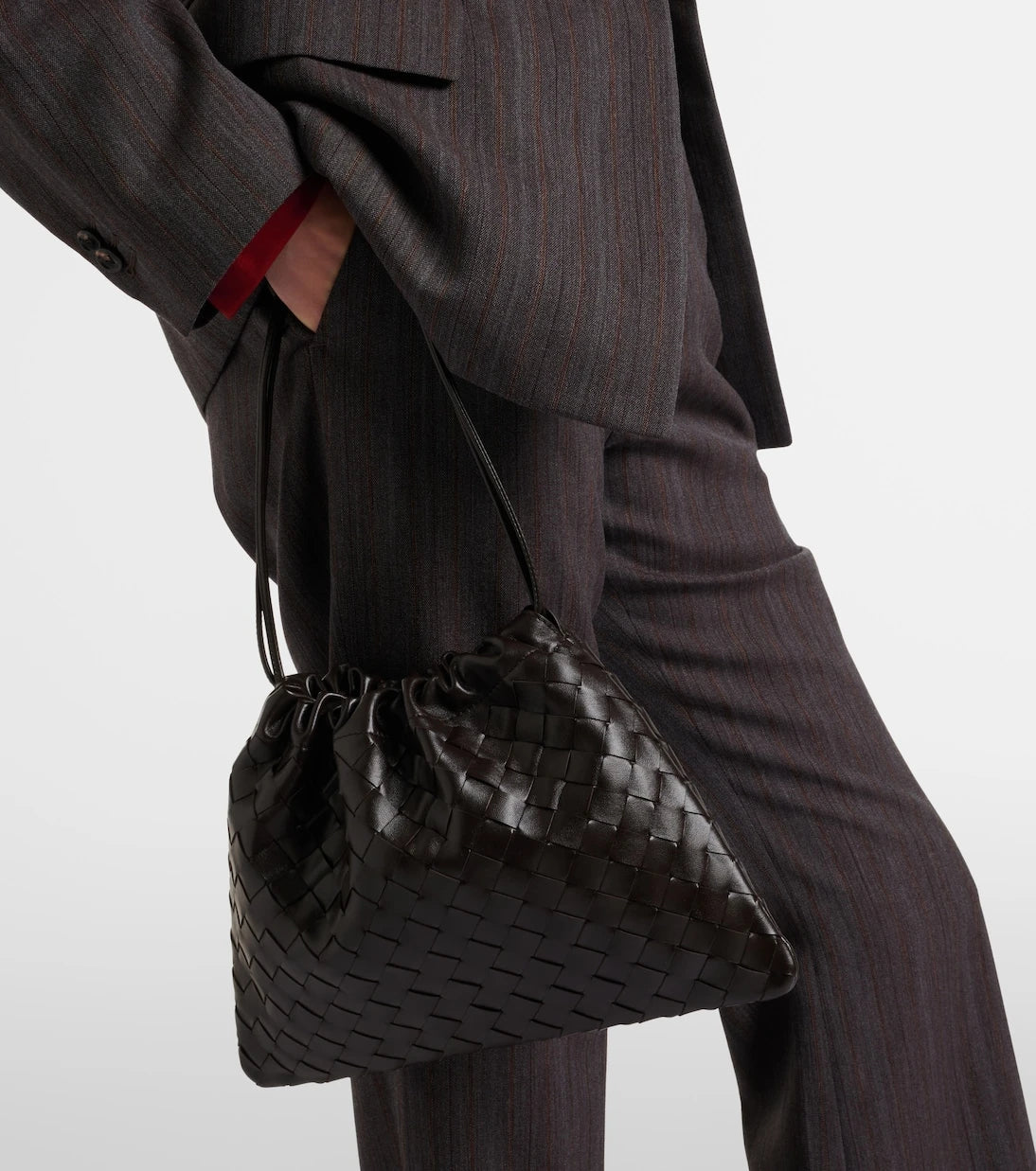 Bottega Veneta - حقيبة كلاتش جلدية متوسطة "داست باج"