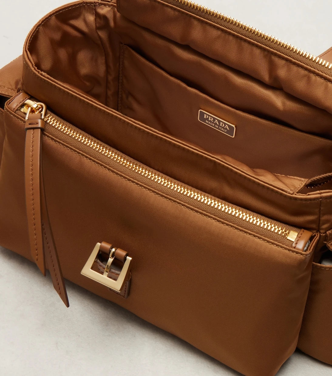Prada - حقيبة كتف Prada Explore المتوسطة من Re-Nylon