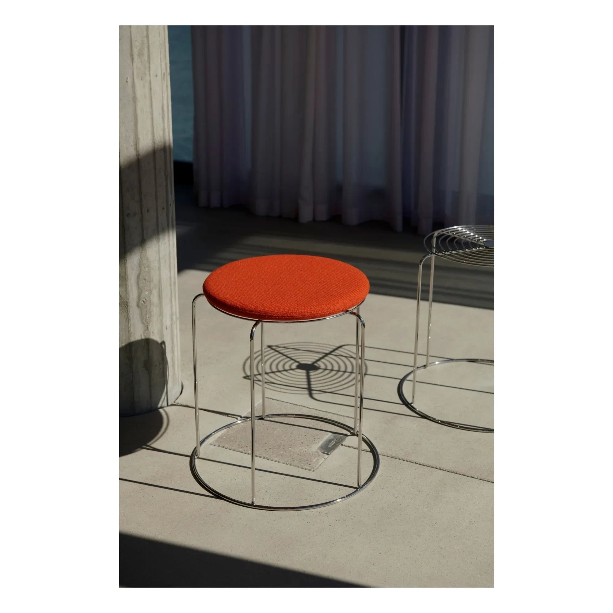 & Tradition - Seat for Wire VP11 stool, Verner Panton | Rouge coquelicot