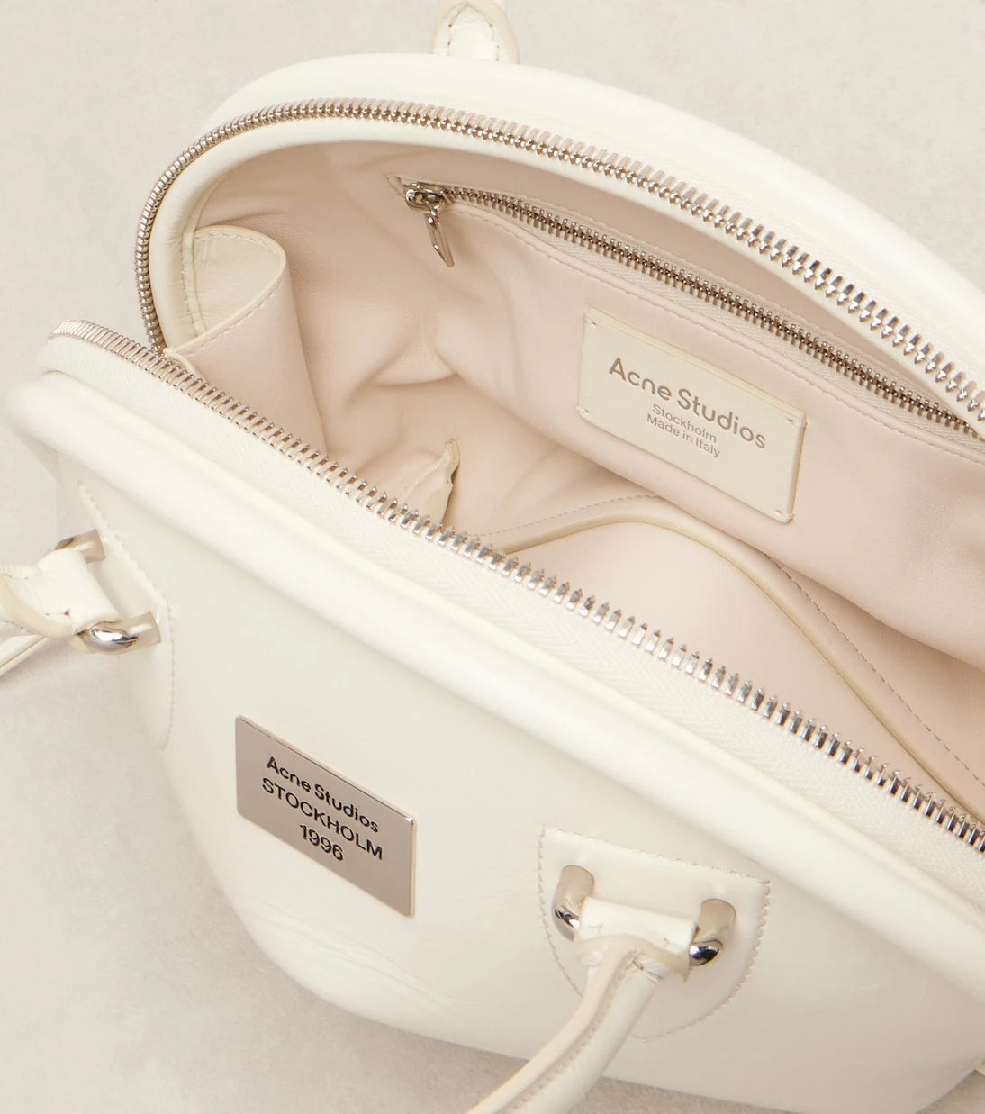 Acne Studios - حقيبة كتف Bowlina صغيرة من الجلد