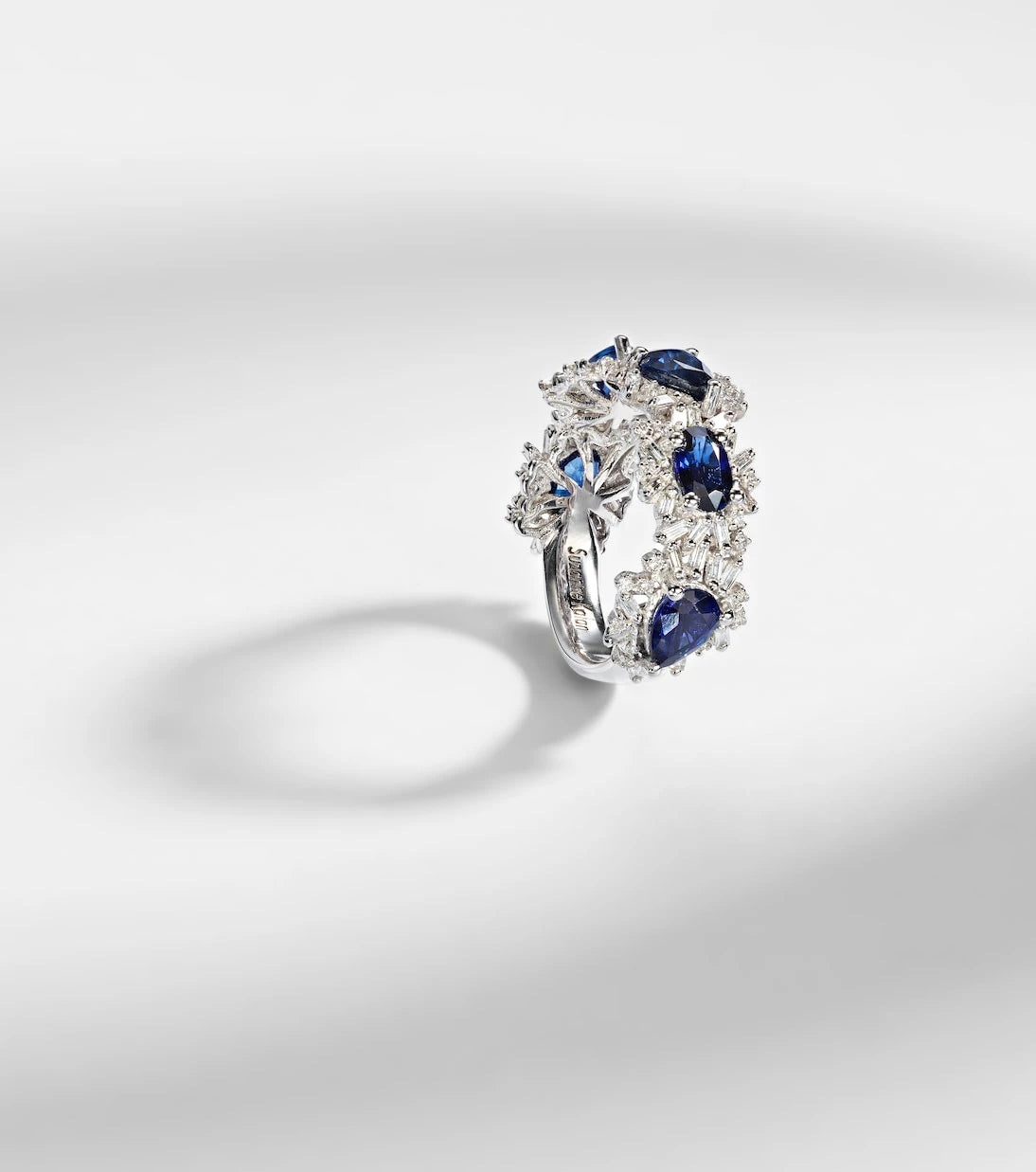 Suzanne Kalan - 18kt white gold ring with sapphires and diamonds