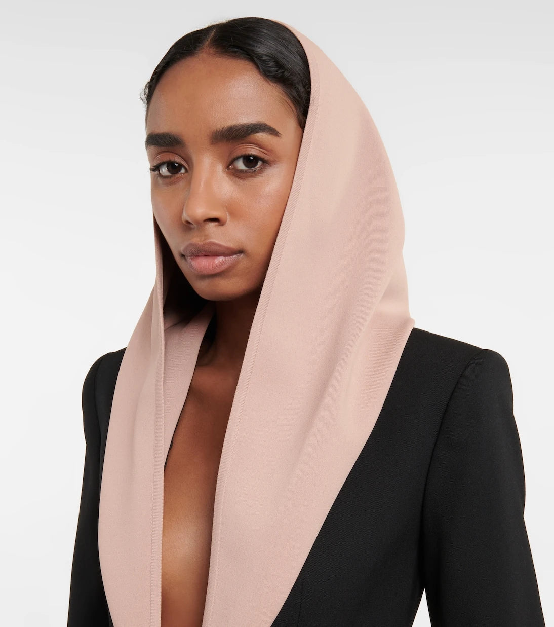 Alaïa - فستان قصير بقلنسوة من صوف الفيرجن