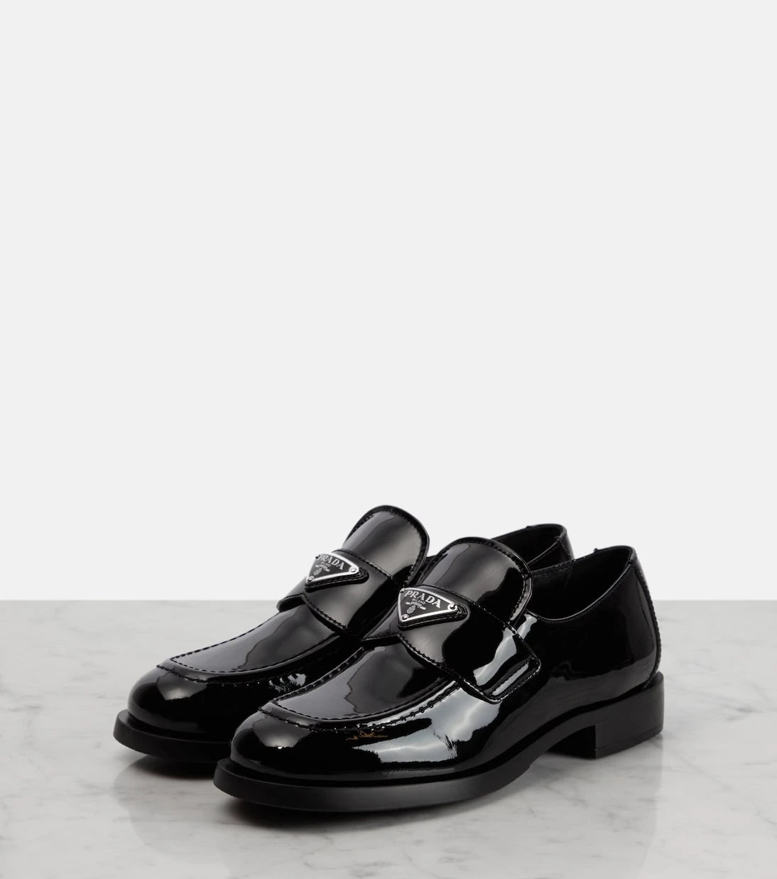Prada - حذاء لوفرز من الجلد اللامع بشعار الماركة