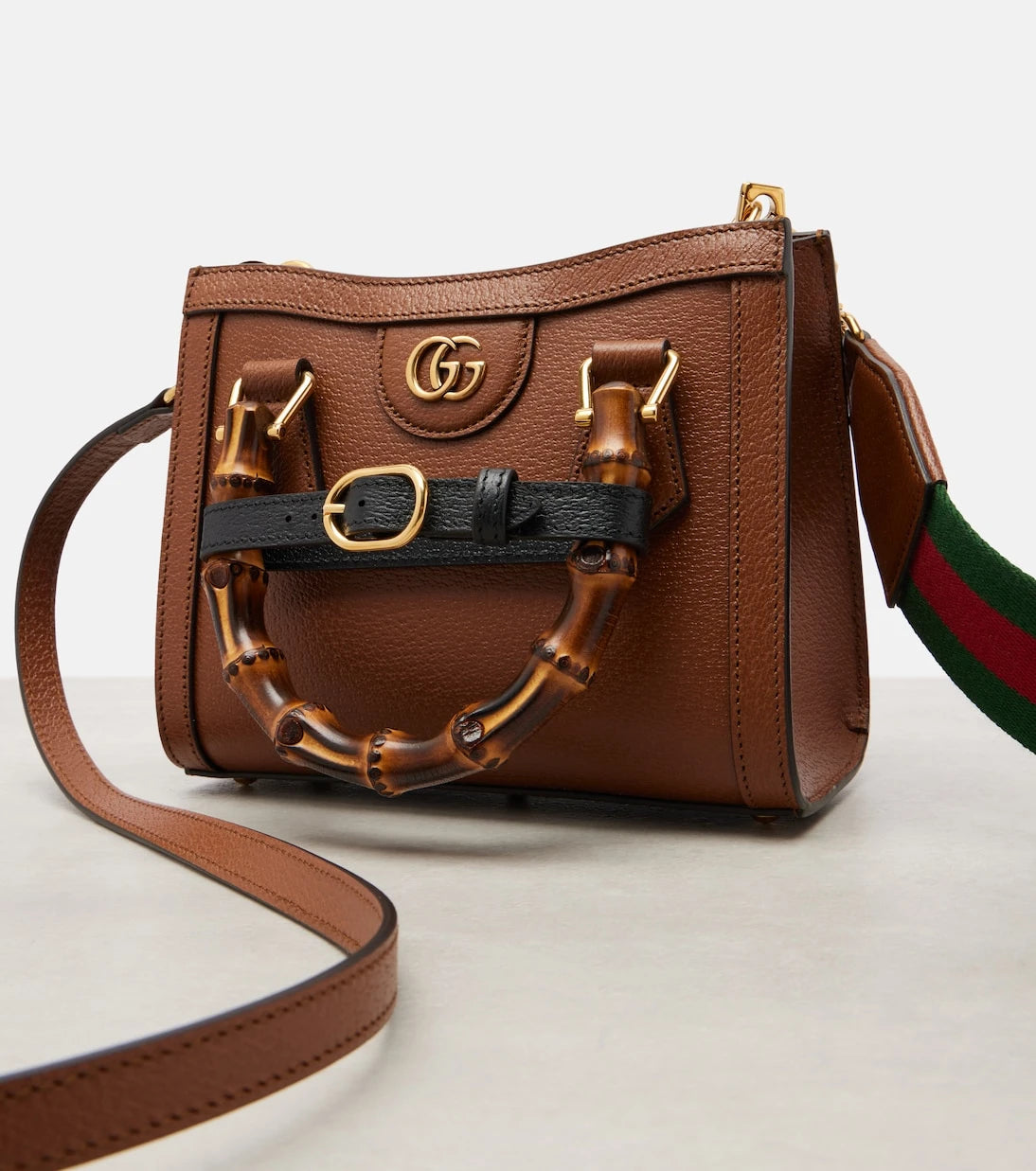 Gucci - حقيبة غوتشي ديانا الصغيرة بمقبض علوي من الجلد