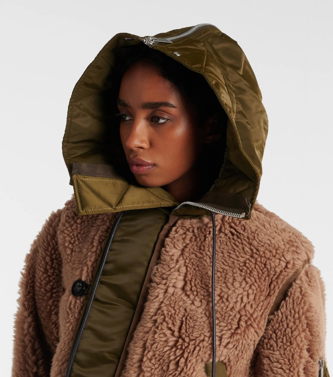 Sacai - جاكيت فرو صناعي بحواف من التويل