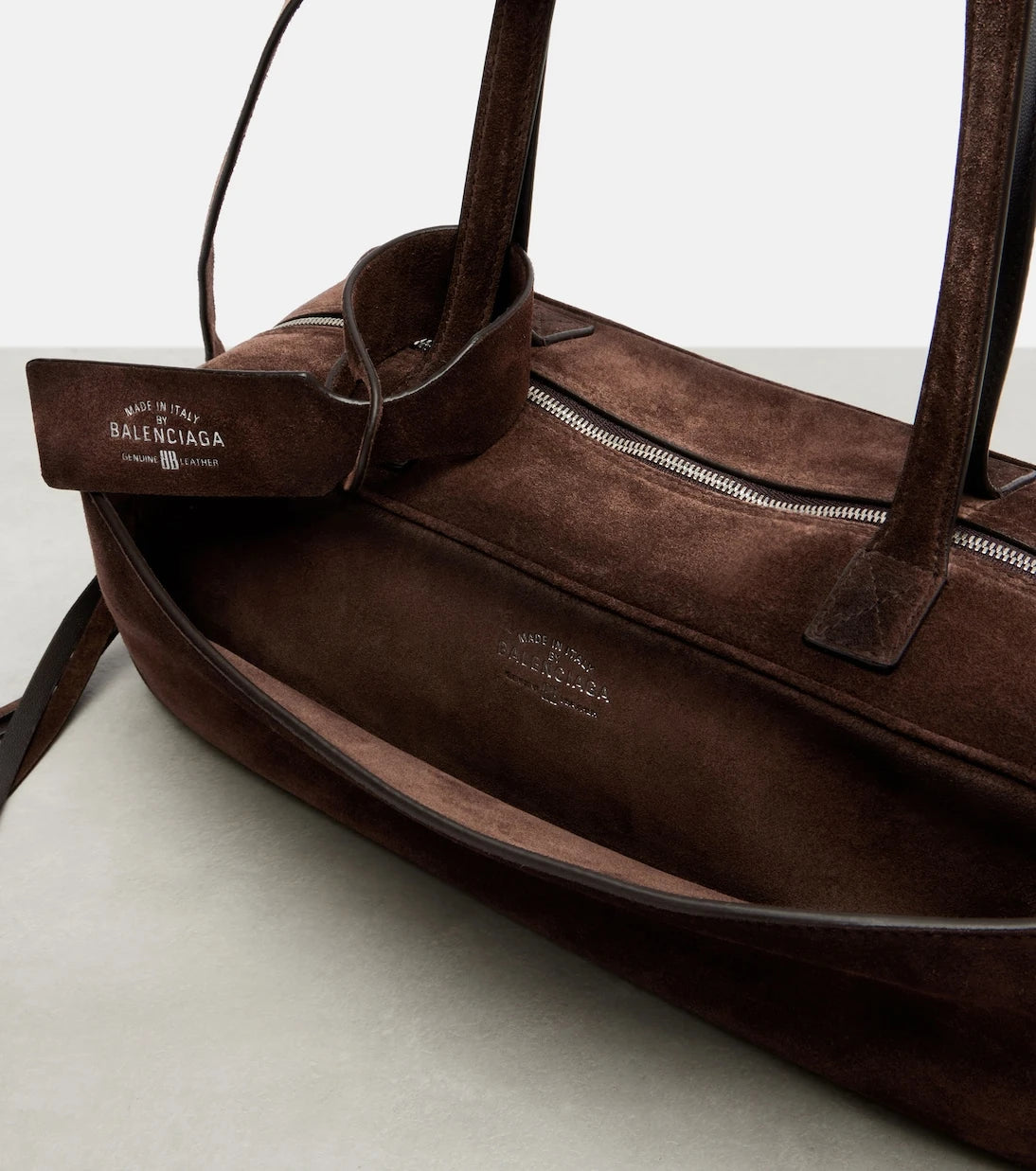 Balenciaga - حقيبة كتف Carrie Small من الجلد السويدي