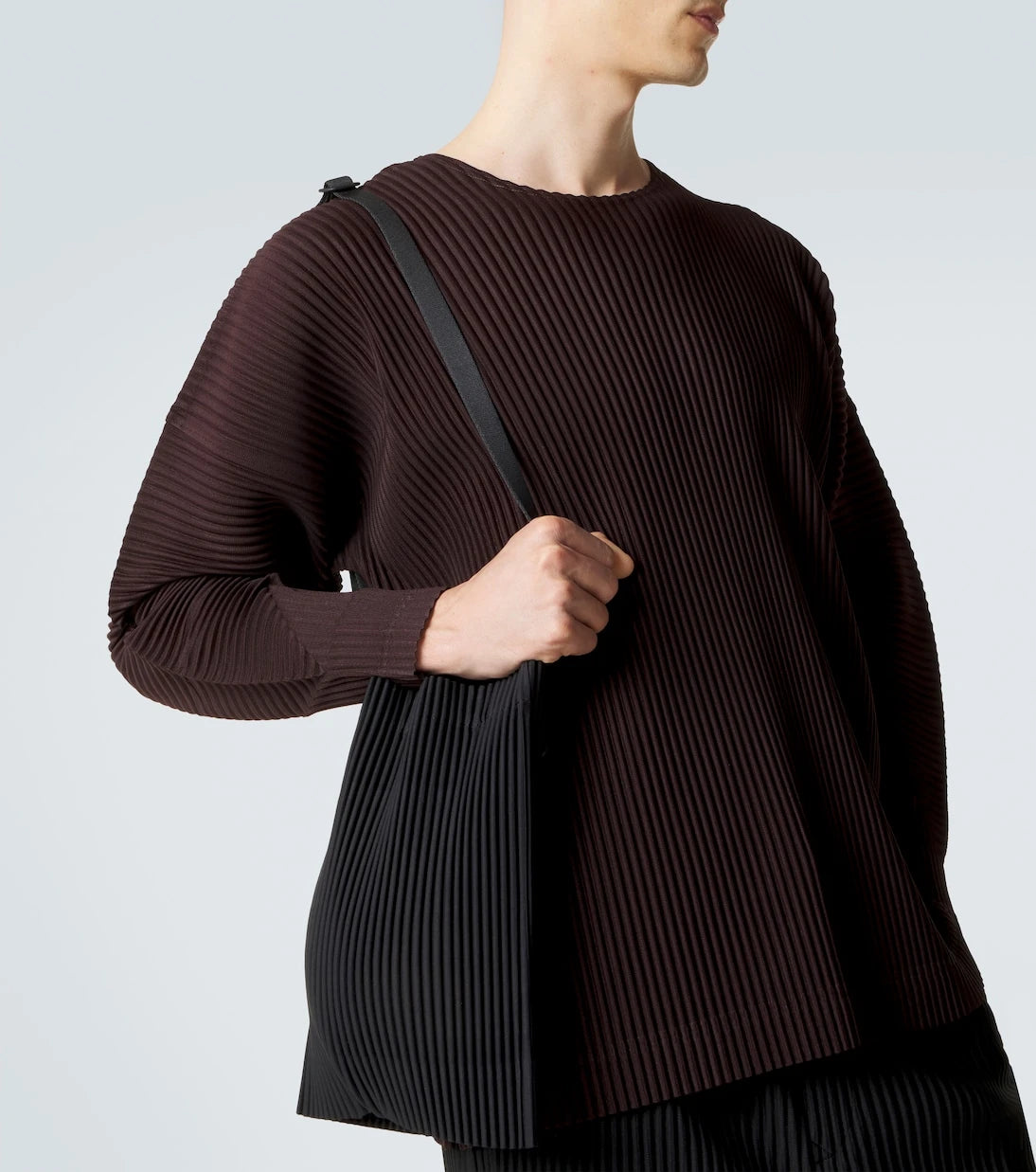 Homme Plissé Issey Miyake - حقيبة كتف بتطريزات مع رباط سحب