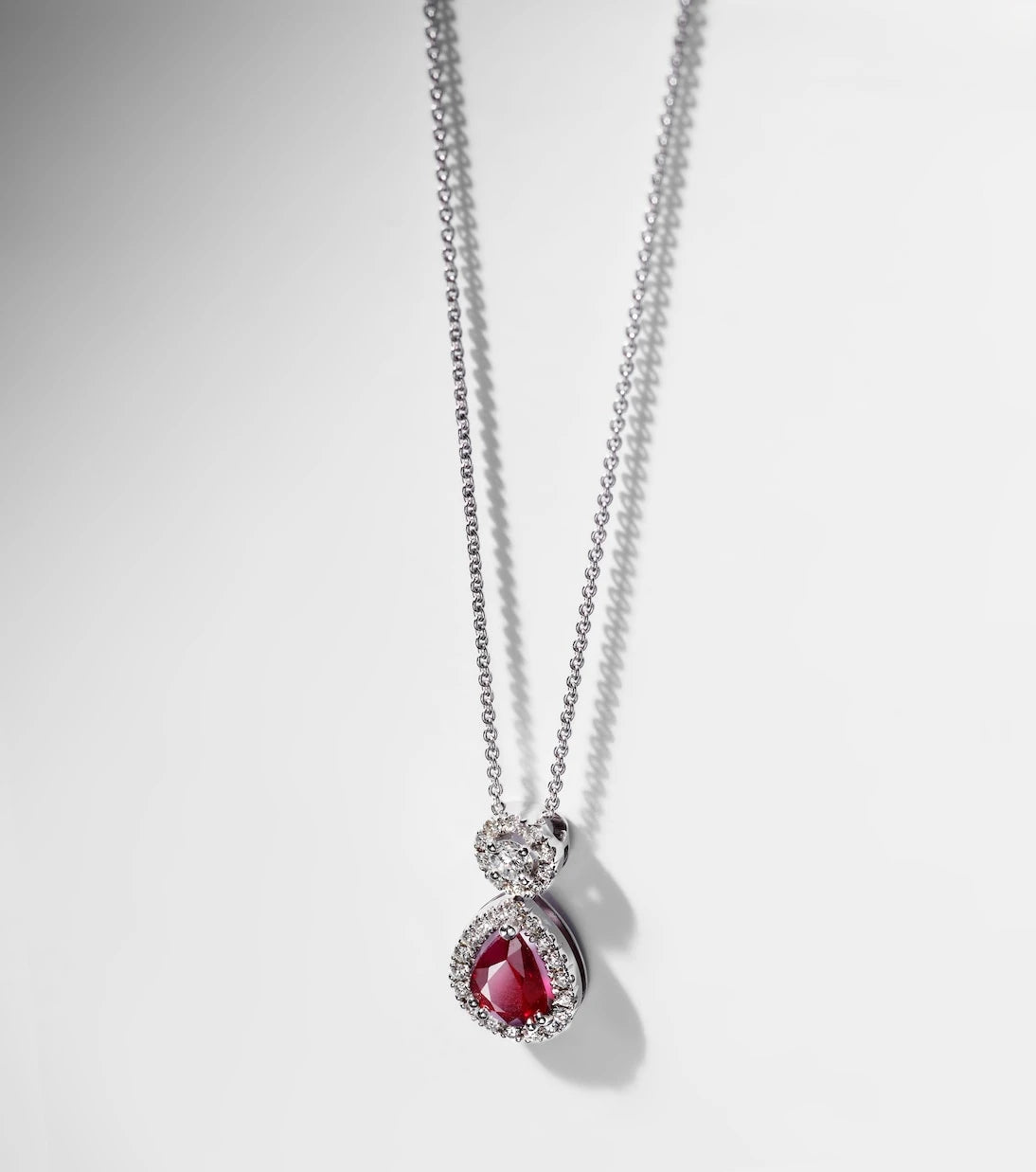Bucherer Fine Jewellery - Classics 18kt white gold pendant necklace with ruby
