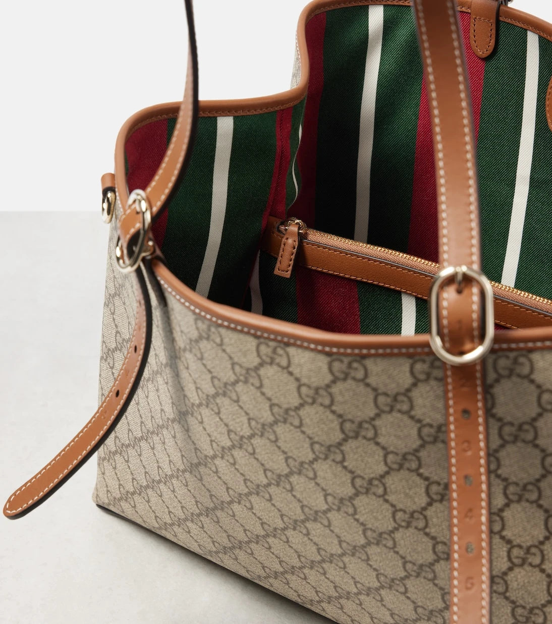 Gucci - حقيبة يد كبيرة بشعار GG