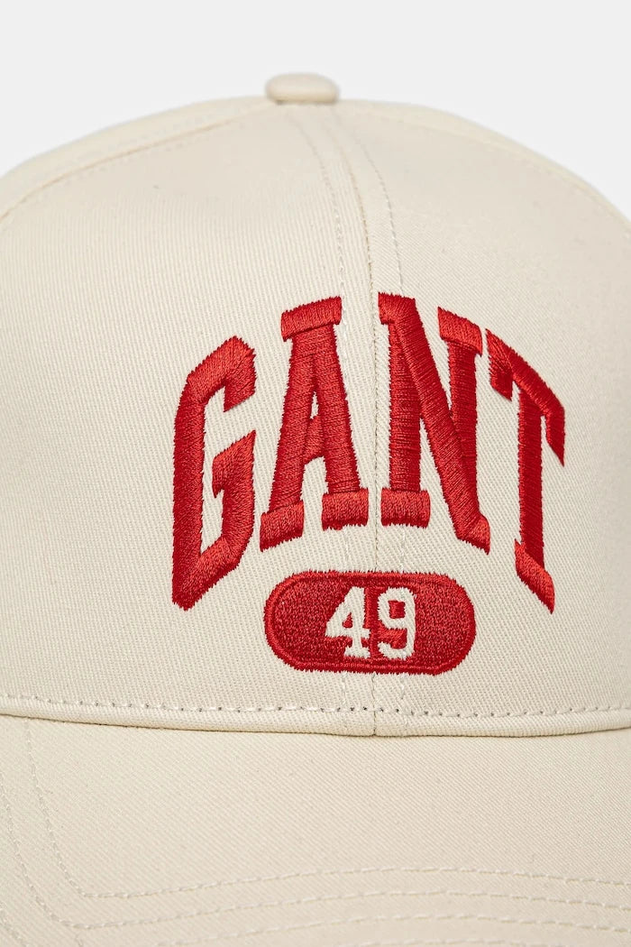 Шапка с козирка Gant