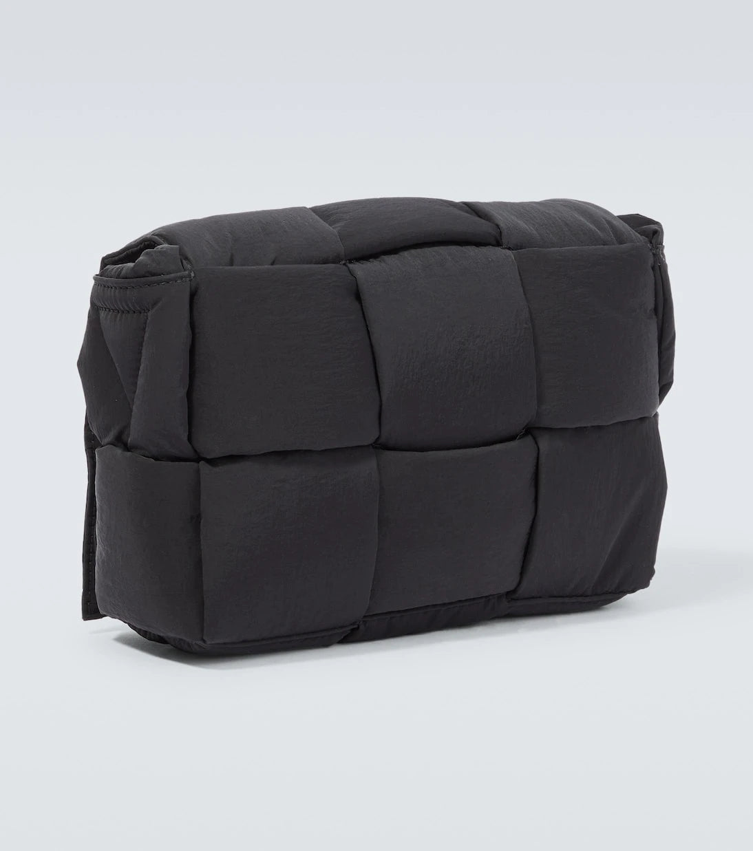 Bottega Veneta - حقيبة كتف صغيرة مبطنة بتصميم كاسيت من تيك