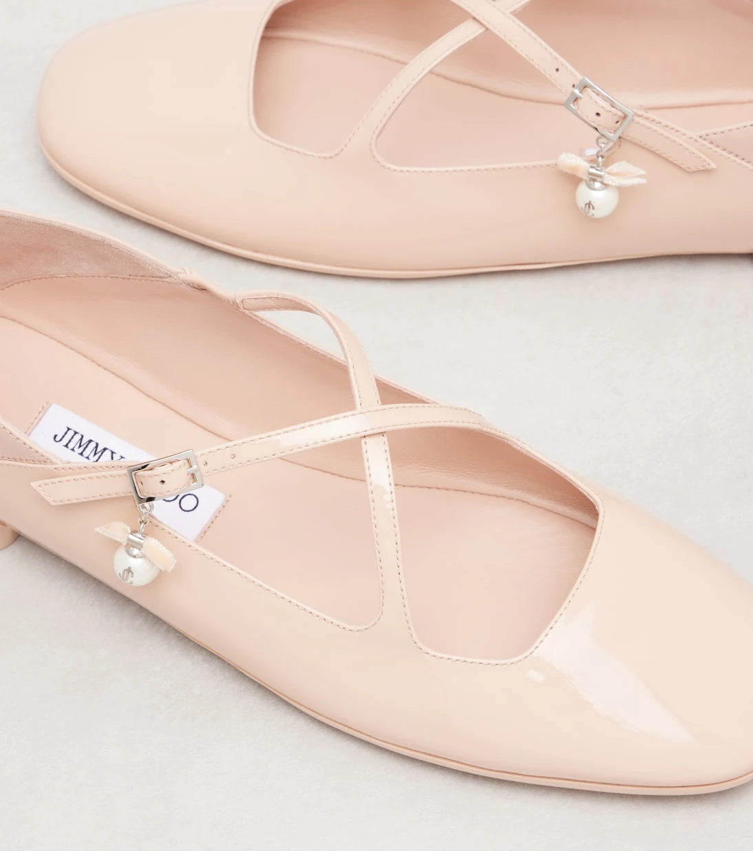 Jimmy Choo - حذاء باليرينا إيليري من الجلد اللامع