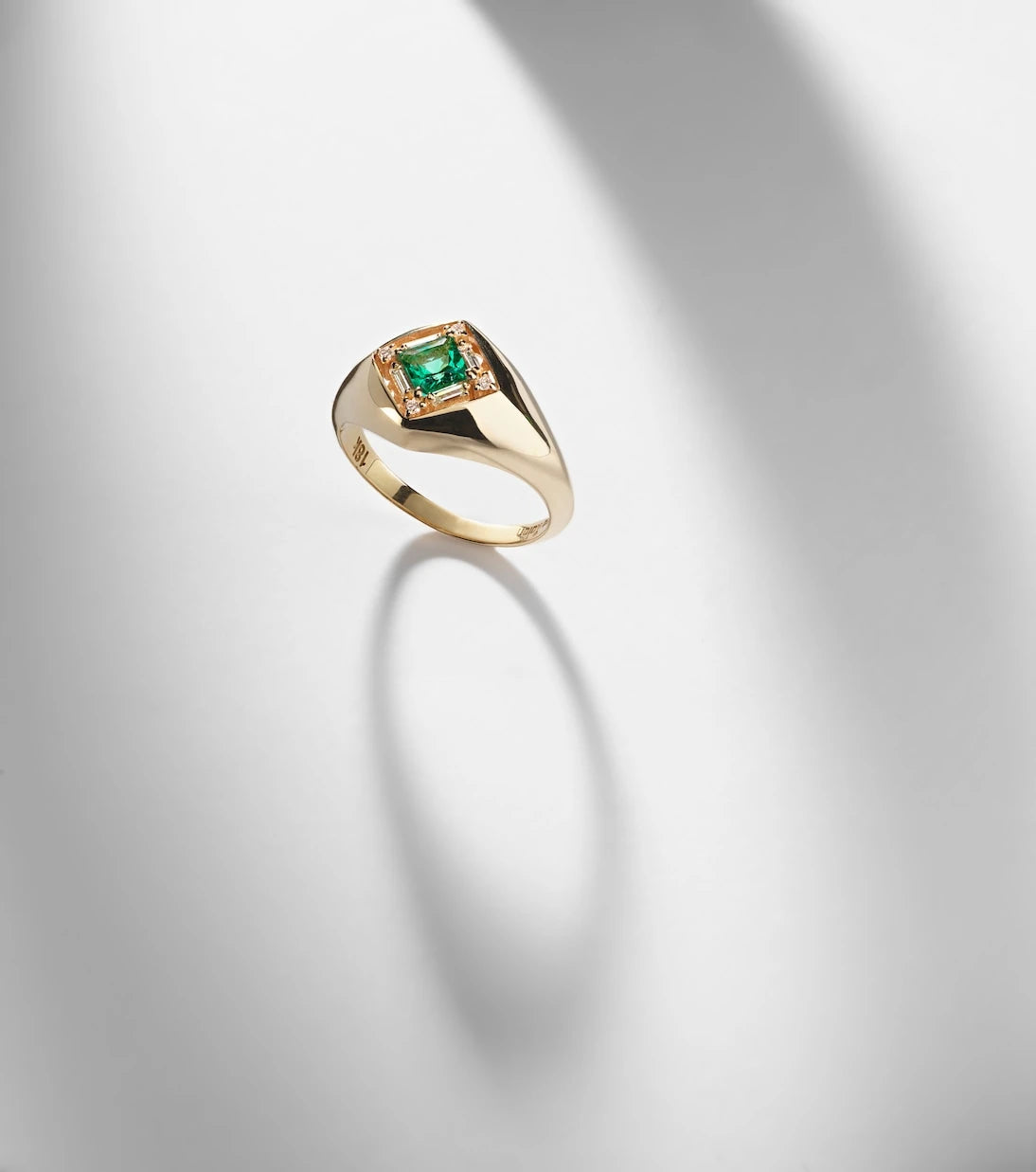 Suzanne Kalan - Signet Mini 18kt gold ring with emerald and diamonds