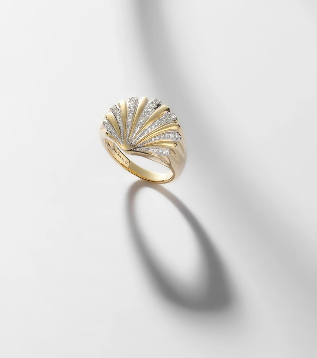 Yvonne Léon - Chevalière Coquillage 18kt gold ring with diamonds