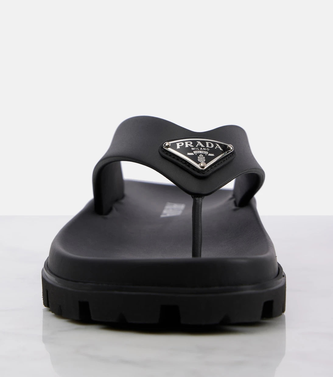 Prada - صندل فينيل Soft Cage بنمط ثونغ