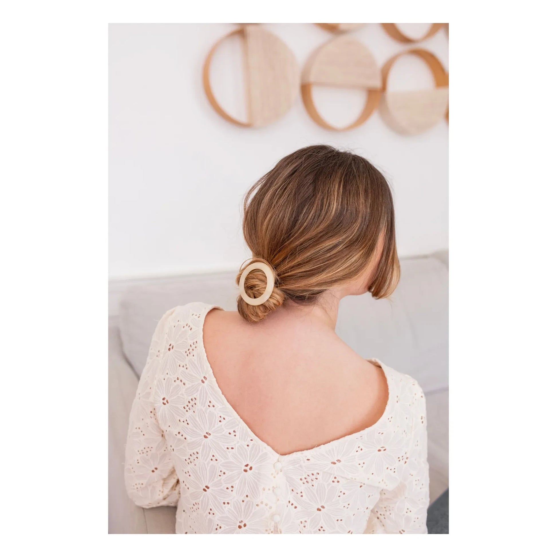 Bachca - Opaline round hair clip | Ivory