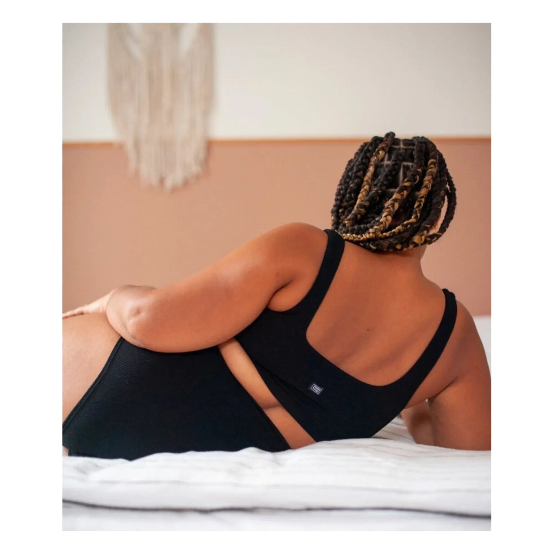 Mama Hangs - Everyday high-waisted panties | Black