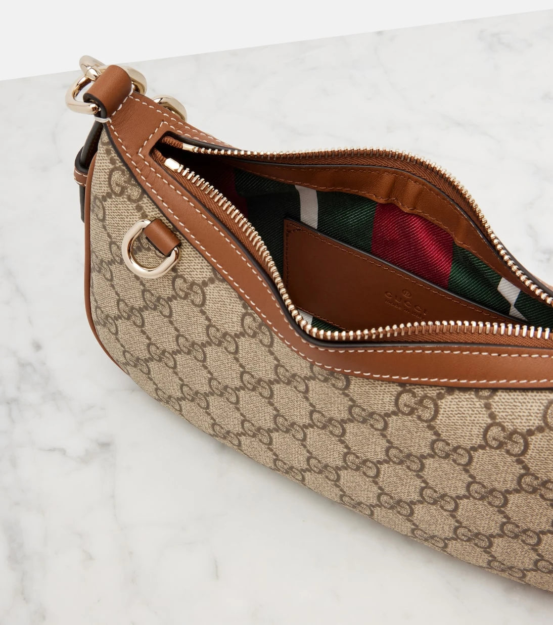Gucci - حقيبة كتف صغيرة من قماش بشعار GG