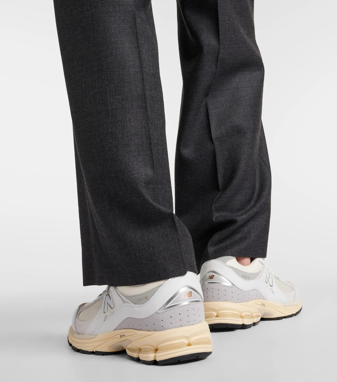 New Balance - حذاء رياضي 2002R بحواف جلدية