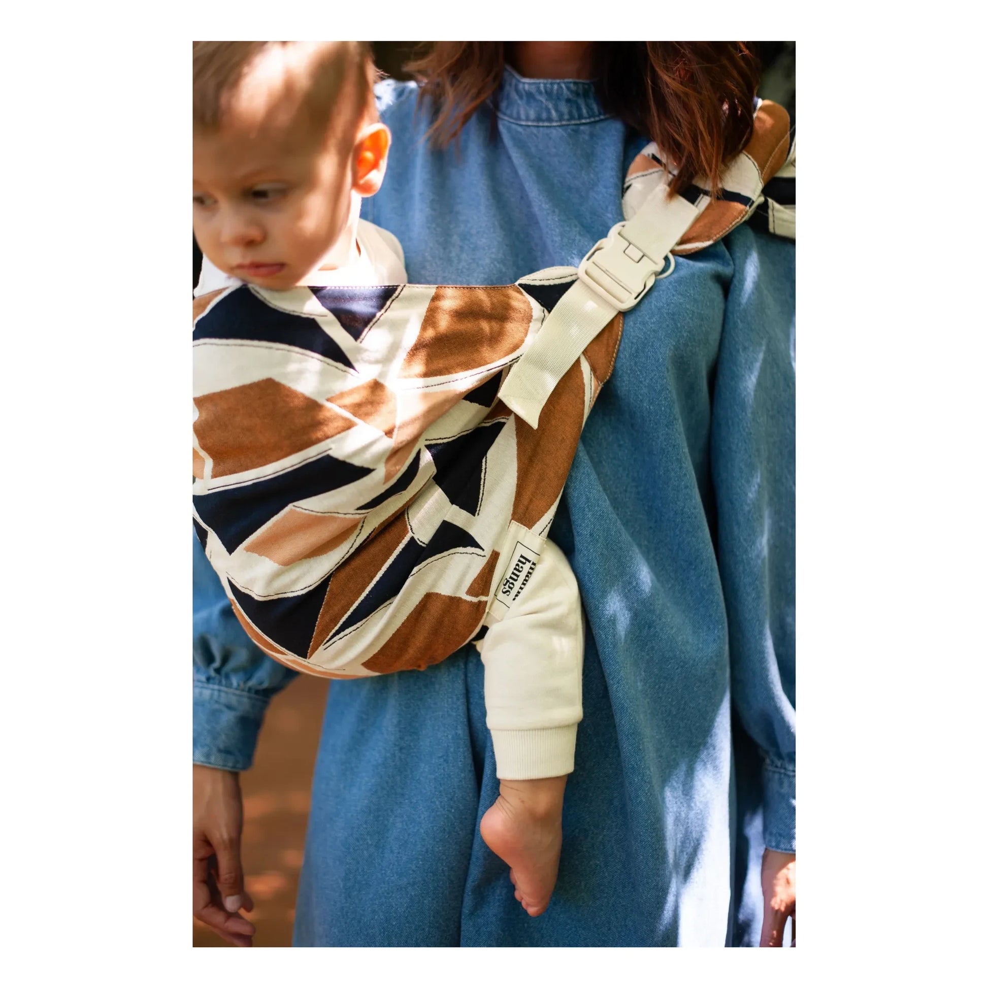 Mama Hangs - Carry &amp; Walk baby carrier | Earth