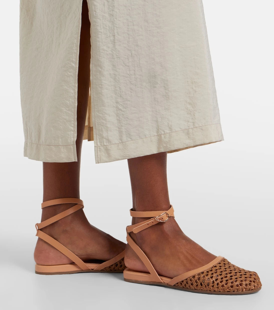Ancient Greek Sandals - حذاء فيلوثيا فلات مصنوع من رافيا مُزيّن بالجلد بكعب مكشوف