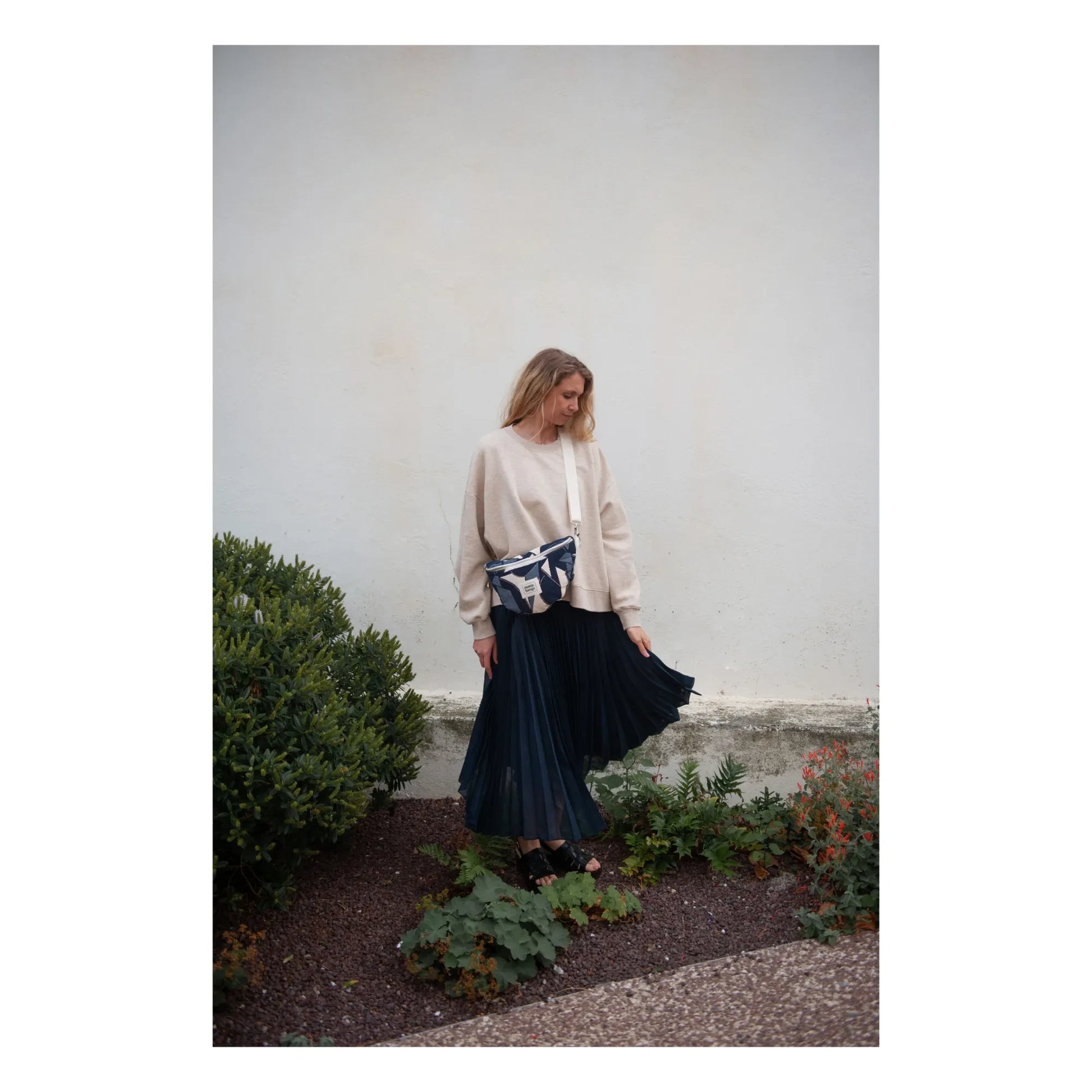 Mama Hangs - Bloom Bag multi-function banana | Indigo