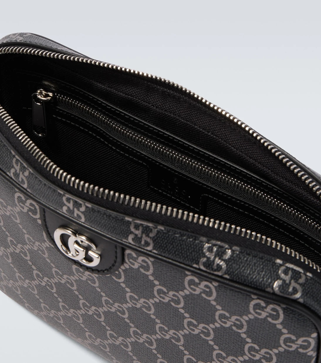 Gucci - حقيبة كتف GG مزينة بالجلد