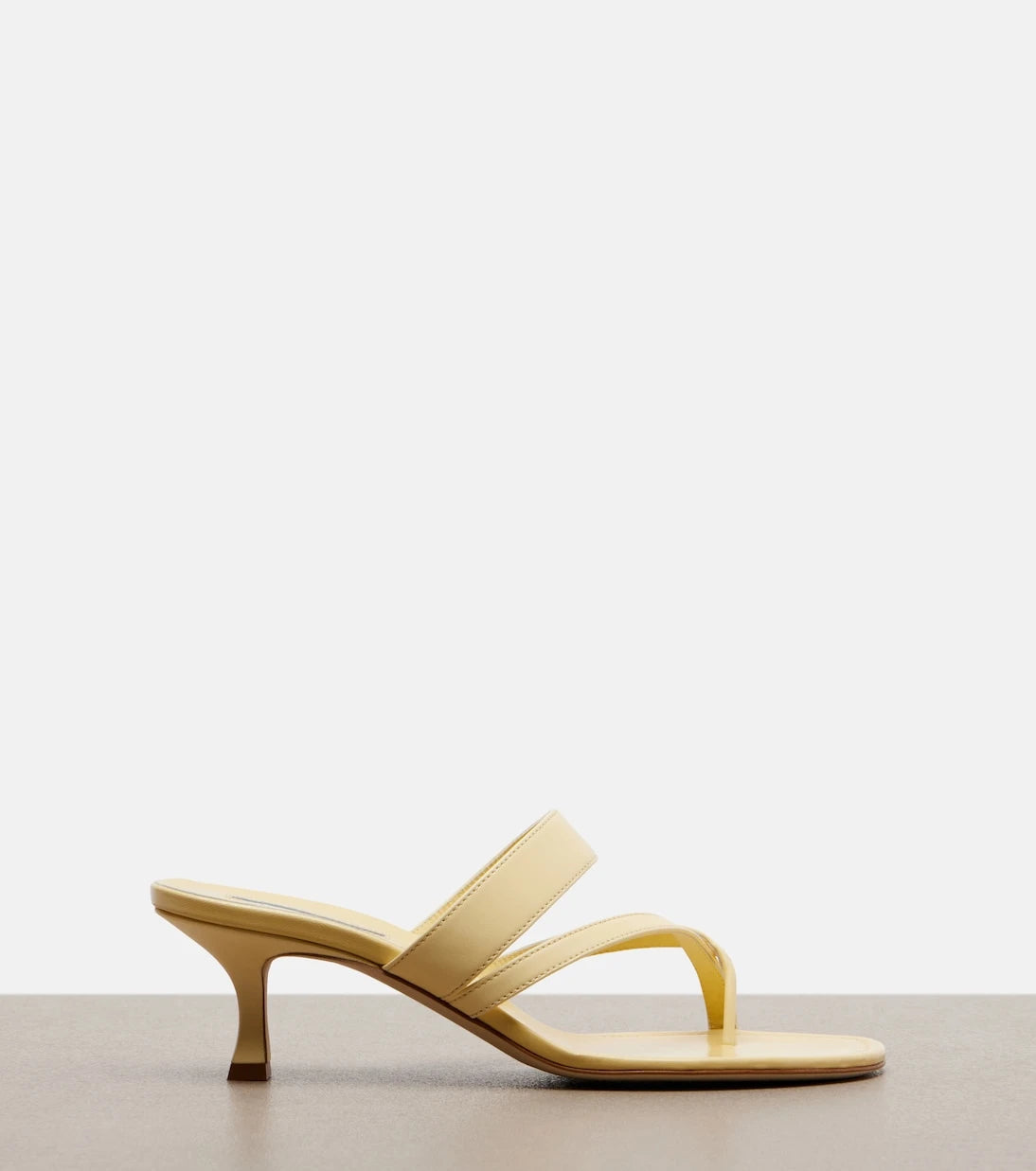 Manolo Blahnik - صنادل Susa الجلدية