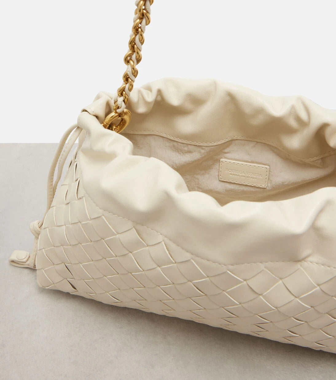 Bottega Veneta - حقيبة كتف جلدية Notte مع كيس حماية من الغبار