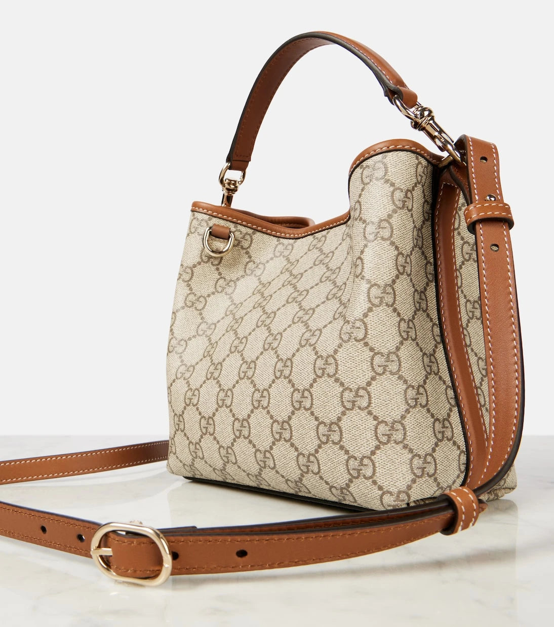 Gucci - حقيبة دلو صغيرة من الكانفاس بشعار GG
