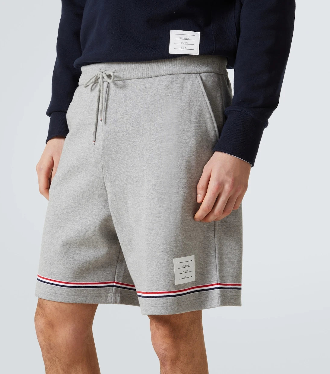 Thom Browne - شورت قطني مخطط بخصر متوسط الارتفاع