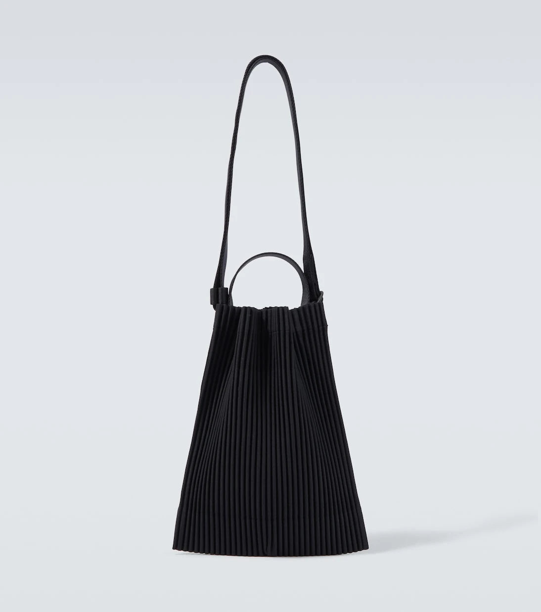 Homme Plissé Issey Miyake - حقيبة كتف بتطريزات مع رباط سحب